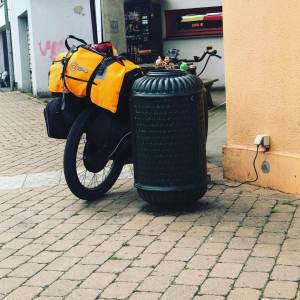Gunnars Bike beim LAden hinter einer Mülltonne