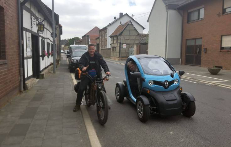 Gunnar auf seinem E-Bike begleitet von Guido in seinem Twizzy