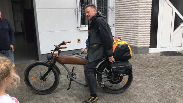 Gunnar mit dem bepackten E-Bike bei der Abfahrt in Duisdorf
