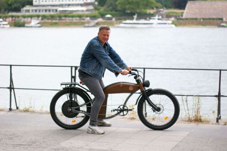 Gunnar Sohn auf seinem E-Bike am Rhein in Bonn