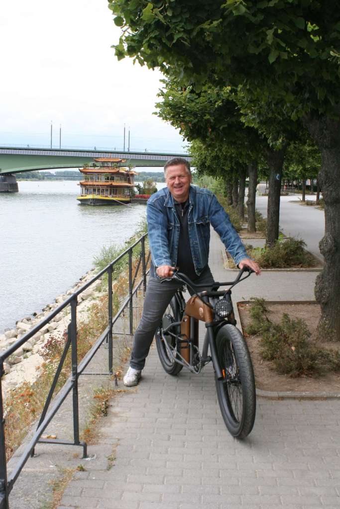 Gunnar Sohn auf seinem E-Bike am Rhein in Bonn
