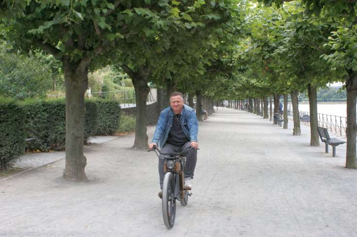 Gunnar Sohn auf seinem E-Bike am Rhein in Bonn