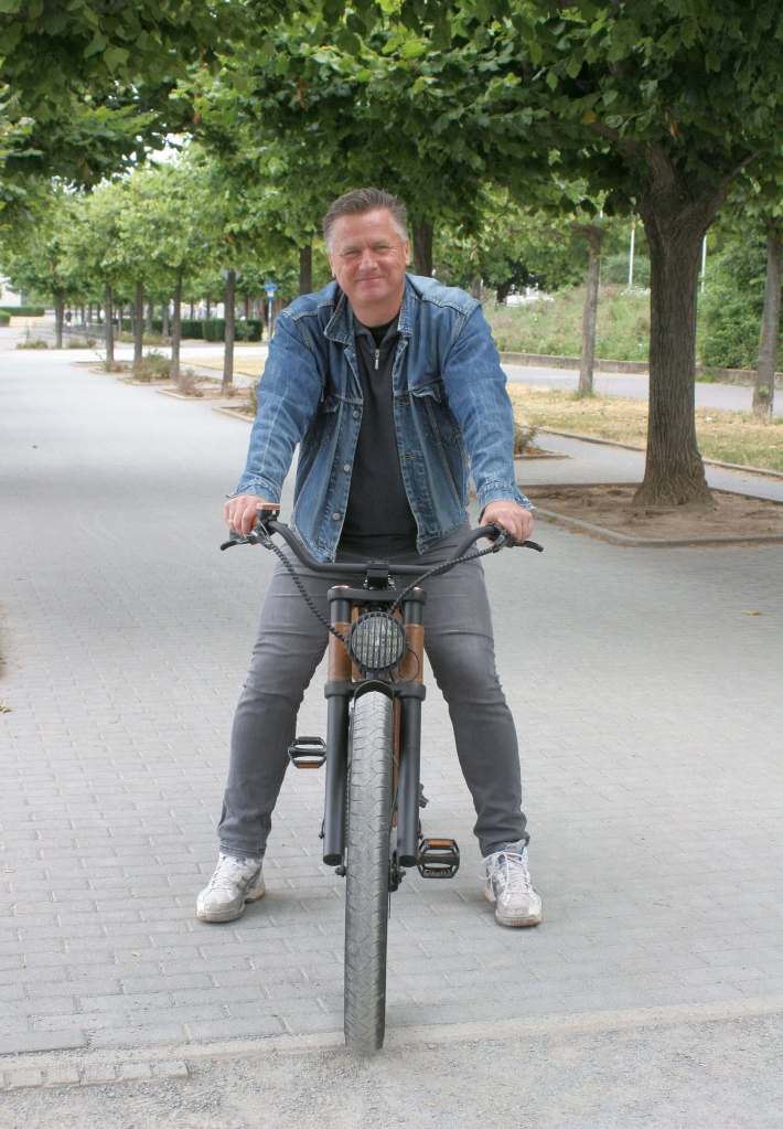 Gunnar Sohn auf seinem E-Bike am Rhein in Bonn