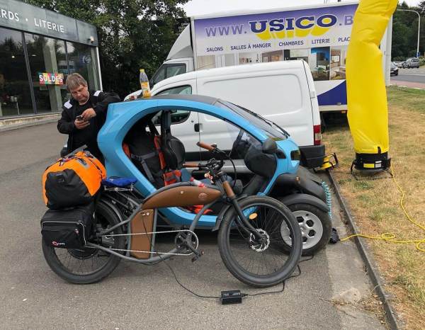 E-Bike und Twizy beim Laden am Windwerbegenerator