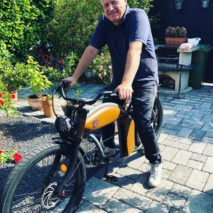 Gunnar Sohn zuhause auf seinem E-Bike