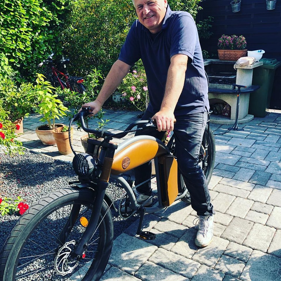 Gunnar Sohn zuhause auf seinem E-Bike