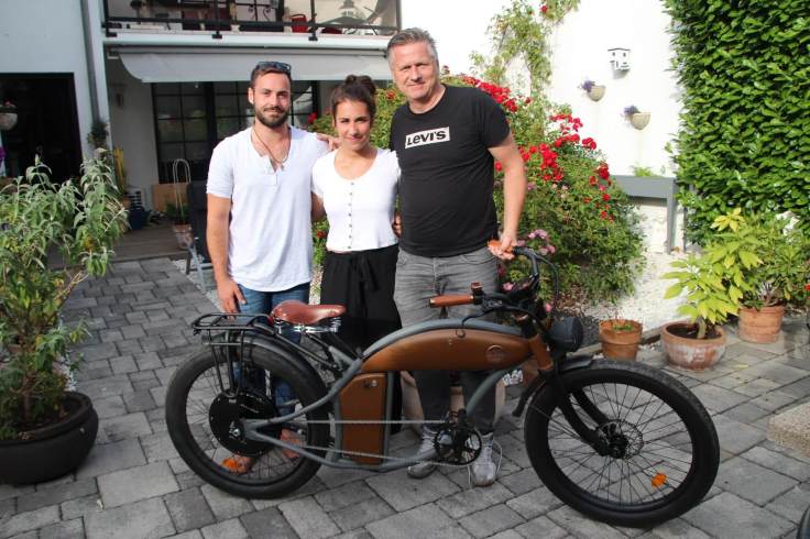 Gunnar Sohn mit Milianas Kindern Niko und Nina vor dem Start der Tour. Foto: Sebastian Flick, General Anzeiger Bonn