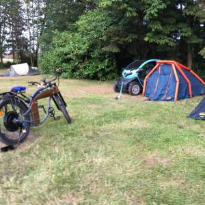 Twizy und E-Bike beim Laden auf dem Campingplatz