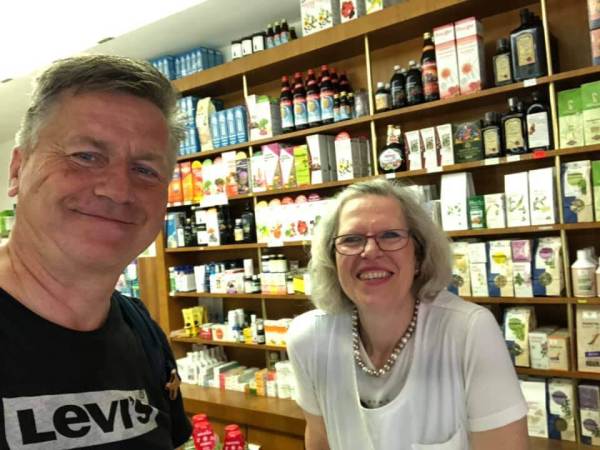 Gunnar mit Drogistin Claudia