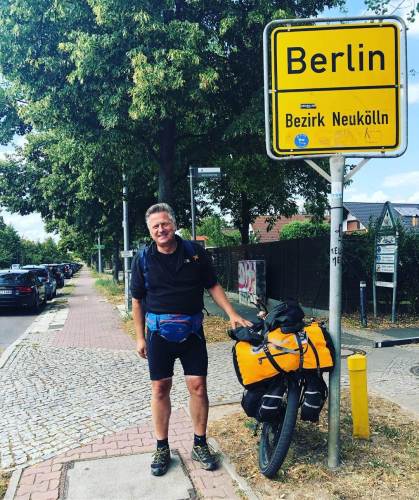 Gunnar am Ortsschild von Berlin Neukölln